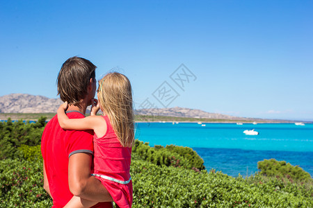 年轻的父亲和小女孩 享受着美丽的绿海景色的青春蓝色热带海岸爸爸假期父母婴儿风景海滩家庭孩子高清图片素材
