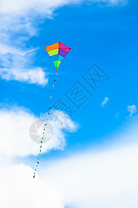 风背景蓝色天空中飘扬着多彩的风筝橙子空气玩具闲暇乐趣活动海滩阳光微风娱乐背景图片