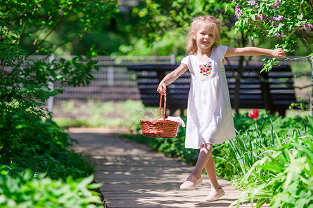 可爱的小可爱女孩 在郁金香花园的花朵植物公园花店农业童年植物群花束享受季节场地孩子高清图片素材