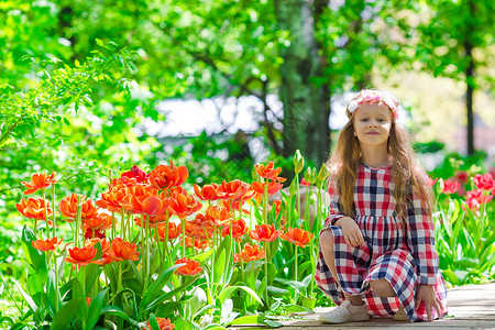 温春日 郁金香花园的小美少女童年植物群季节女性花束生长叶子享受婴儿农业自由高清图片素材
