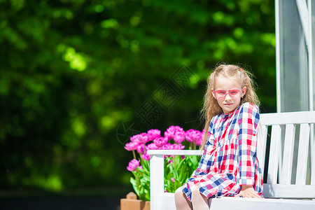 可爱的小可爱女孩 在郁金香花园的花朵女性童年农业花园生长公园季节快乐叶子自由空地高清图片素材