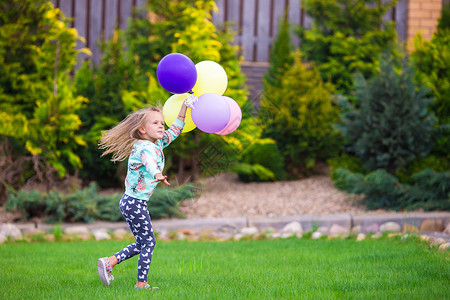 玩气球的小女孩快乐的小女孩在户外玩气球蓝色喜悦乐趣场地幸福童年头发生活享受友谊背景