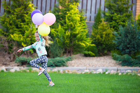 玩气球的小女孩快乐的小女孩在户外玩气球自由头发幸福天空跑步庆典童年乐趣公园享受背景