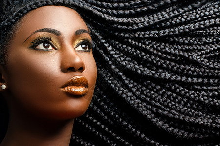 非洲女性的美貌与编织头发背景图片