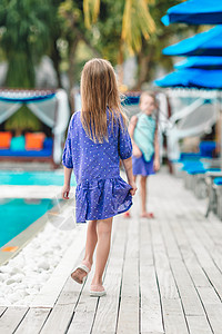 小孩子的后视景享受游泳池的假期吧高清图片