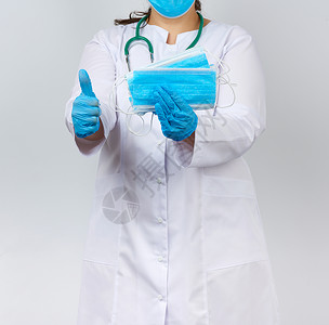 穿着白外套和面罩的女医生拿着一堆保护物疾病注射器工人工作卫生手术实验室诊所治疗面具护士高清图片素材