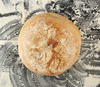 散在黑纸条上的圆面包和白面粉黑色乡村午餐面包师小麦面包脆皮棕色粮食营养背景图片