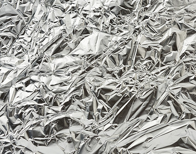 闪亮皱巴巴的灰箔包装材料的质地金属床单反射折叠挫败材料光泽度包装锡纸皱纹背景图片