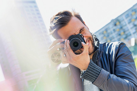 拍摄城市美景的年轻男子肖像 照片来自全城享受操作摄影师吸引力畅销书探索闲暇旅行指导相机背景图片
