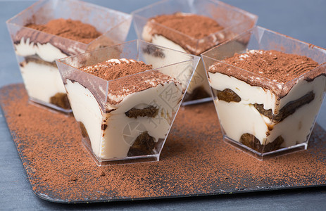方形蛋糕蛋糕和糕点食物巧克力冰淇淋塑料香草正方形小吃奶制品牛奶棕色背景