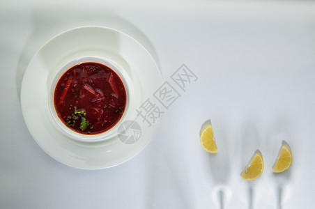 白面上的食物美食浓汤圆形午餐红色草本植物杯子餐厅柠檬装饰背景图片