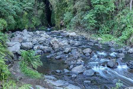 山地河床 地面上有许多巨石 热带野雨林铺在河床边 自然的地方背景