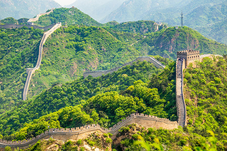 中国长城在绿山和山丘之间的全景文化障碍地标历史性边界岗楼世界旅行防御历史墙高清图片素材