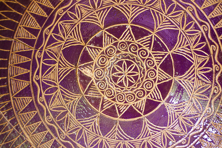 瓷砖曼陀罗碗陶器的传统图案 金色和紫色背景图片