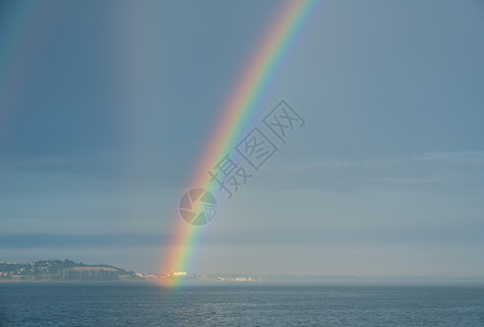 海上游轮航行船只过后呈现出戏剧性的彩虹形式背景图片