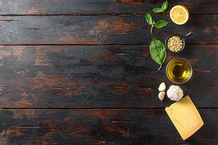 香蒜酱的不同成分 帕玛森芝士 罗勒叶 松子 橄榄油 大蒜和盐 传统的意大利美食 在文本的木板条背景空间背景图片