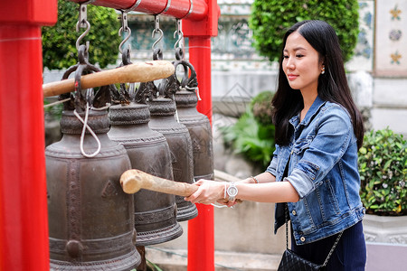 寺庙钟声素材女人在泰国佛教寺庙敲响铃声头发顺口溜宗教学校戒指信仰女士工艺平底锅传统背景