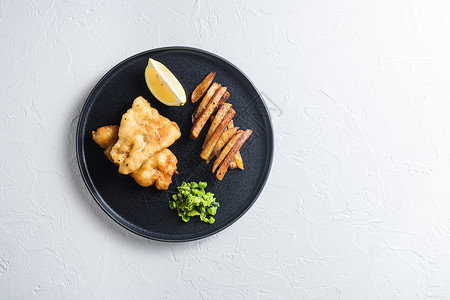 英国传统食物鱼和薯片 配有豆子和柠檬顶视图午餐高清图片素材