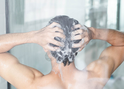 男人淋浴洗涤白色的高清图片