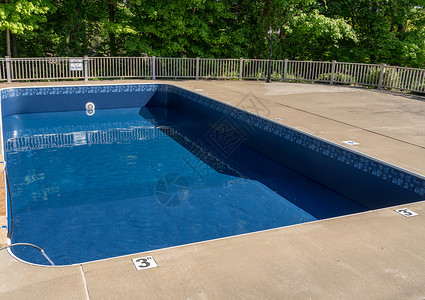 更换和改善游泳池的乙烯线性电水槽材料替代品笔芯维修地面游泳泳池晴天塑料运动背景图片