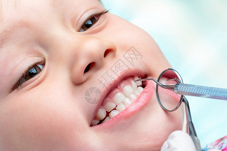 做牙科检查的孩子高清图片