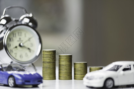 汽车保险和汽车服务 一线图 内有一堆硬币a运输作坊生长经济投资成功手表车辆玩具保险背景图片