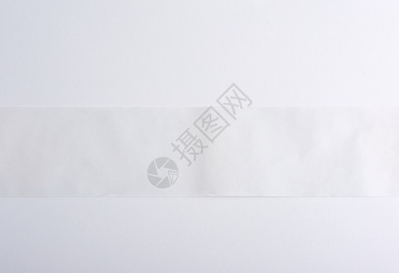 白色背景上的白色纸条小路床单丝带材料背景图片