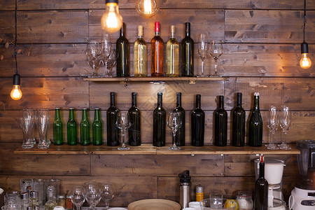 在一个充满不同葡萄酒瓶子的酒吧里咖啡店储藏室建筑学框架机器金属家具房间木板阁楼背景图片