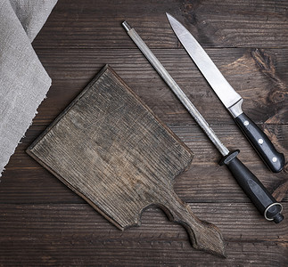刀砍保护伞刀磨刀 刀和旧的空木板背景