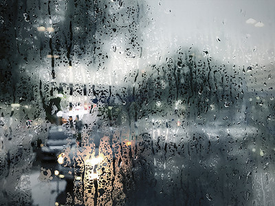 雨季雨背景玻璃窗上的雨滴季风天气下雨季节城市情感窗户运输水滴街道自然高清图片素材