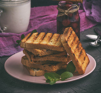 粉粉瓷板上白面粉的折形白面粉黑色午餐小吃棕色粮食早餐面包正方形谷物白色背景图片