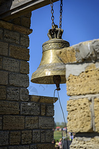 a 铜铃挂在钟楼的锁链上背景图片