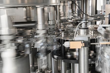 牛奶厂的设备输送带包装机器工厂商业生产机械制造业自动化产品运动高清图片素材