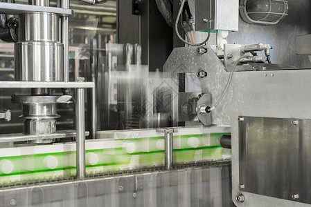 牛奶厂的设备自动化饮料产品机器商业工厂盒子工作贮存生产线技术高清图片素材