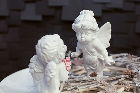天使之吻由瓷砖制成的天使雕像花圈雕塑装饰品翅膀新年艺术庆典树枝石头床单背景