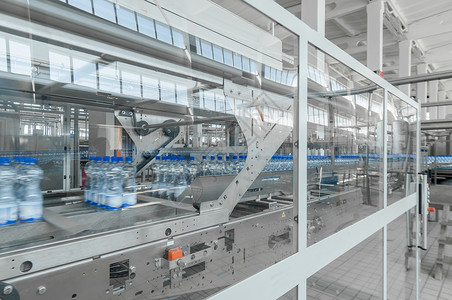 用于生产塑料瓶子厂的制造技术自动化输送带实验室环境机器工厂机械蓝色瓶装工业的高清图片素材