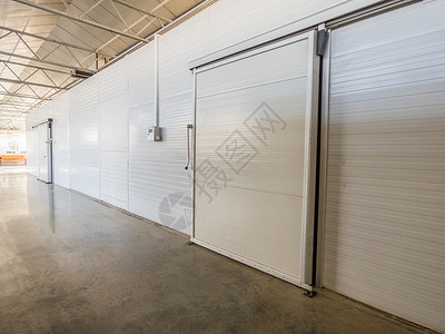 白色的门工厂的仓库冷柜冷藏贮存冷却库存房间白色生产安全金属植物背景