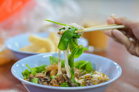 泰国当地泰国食品 泰国Northen 吃大米面猪肉服务午餐文化烹饪营养厨房蔬菜挂面胡椒背景图片