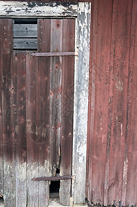 红谷仓门破碎 瑞典风格 有铜链高清图片