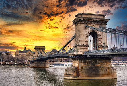 布达佩斯多瑙河上的链桥背景