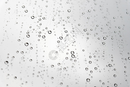倾斜窗口的雨滴水滴天气窗户团体玻璃液体灰色反射背景图片