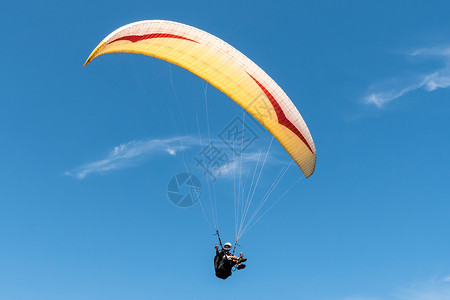 降落伞素材滑翔机在蓝天飞行娱乐男人乐趣速度段落白色翅膀蓝色闲暇旅行背景