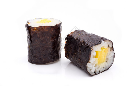 寿司卷 鸡蛋大米 白底海草 日本菜传统的高清图片素材