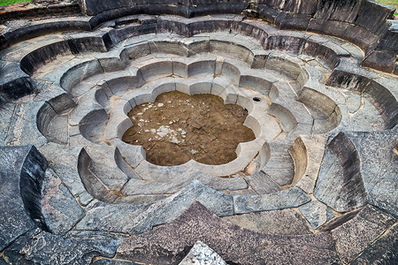 小莲池是波隆纳鲁瓦古城斯里兰克的浴池背景图片