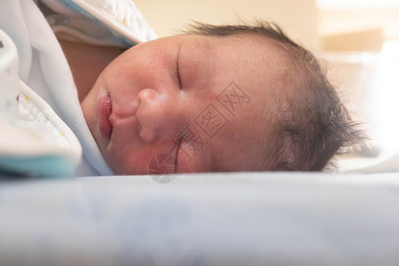 医院的睡中新出生婴儿母性新生苗圃母亲童年送货生活女孩诊所男生分娩高清图片素材