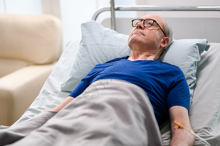 老人躺在病床上疗养院关心图片素材