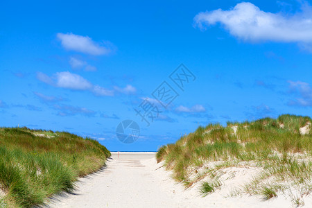 北海的防空洞沙丘晴天风景海岸天空蓝色假期旅行背景图片