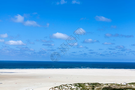 北海的防空洞风景海岸蓝色晴天天空沙丘旅行假期背景图片