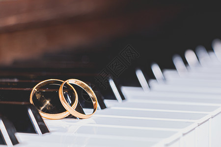 结婚戒指钢琴键背景图片