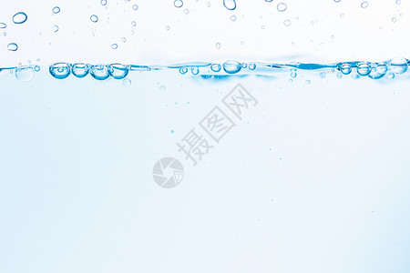 蓝色透明气泡蓝色水浪表面在白色背景上喷洒流动液体气泡波纹宏观水滴海浪背景